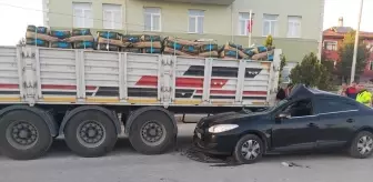 Çorum'da Park Halindeki Tıra Çarpan Otomobilde 4 Kişi Yaralandı