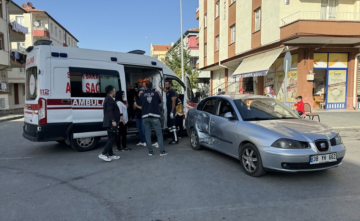 Kayseri'de Otomobil ve Minibüs Çarpıştı: 8 Kişi Yaralandı