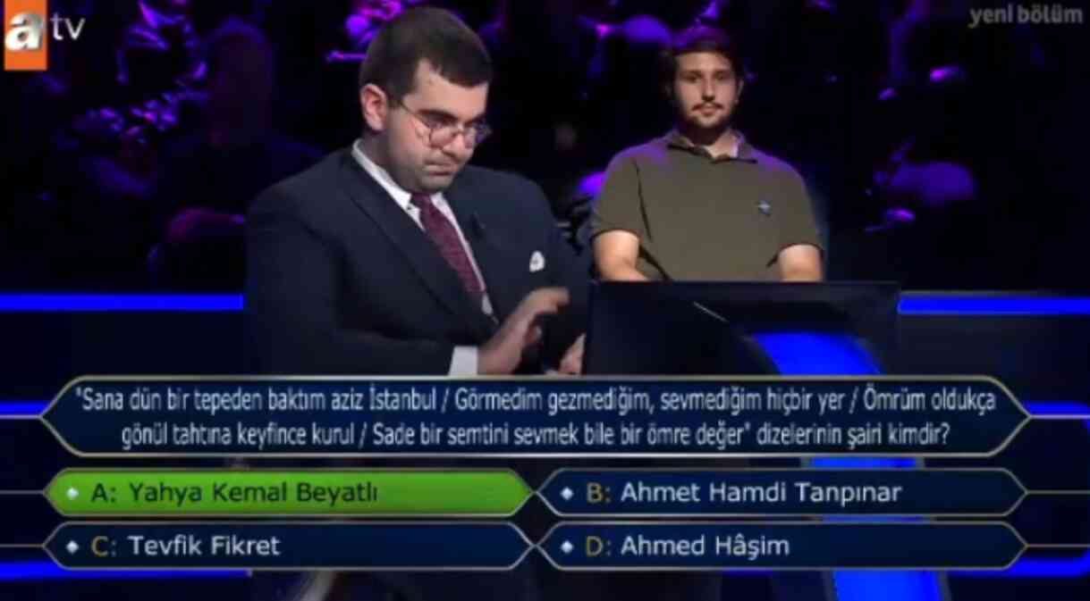Sana dün bir tepeden baktım aziz İstanbul / Görmedim gezmediğim, sevmediğim hiçbir yer / Ömrüm oldukça gönül tahtina keyfince kurul / Sade bir ...