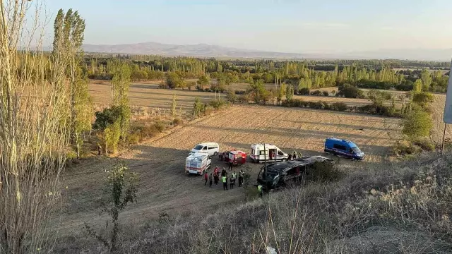 A passenger bus rolled over into a ditch in Afyonkarahisar: 21 injured.