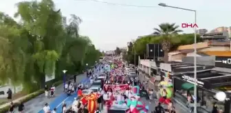 Kuşadası Sokak Festivali Renkli Bir Kortejle Başladı