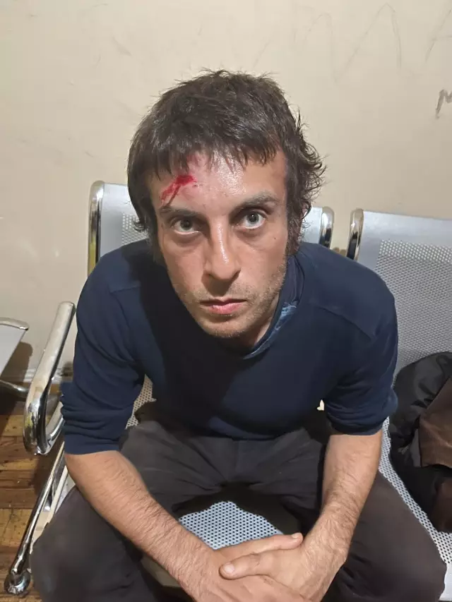 Elindeki bıçağı polis memurunun boynuna sapladı Elindeki bıçağı polis memurunun boynuna sapladı