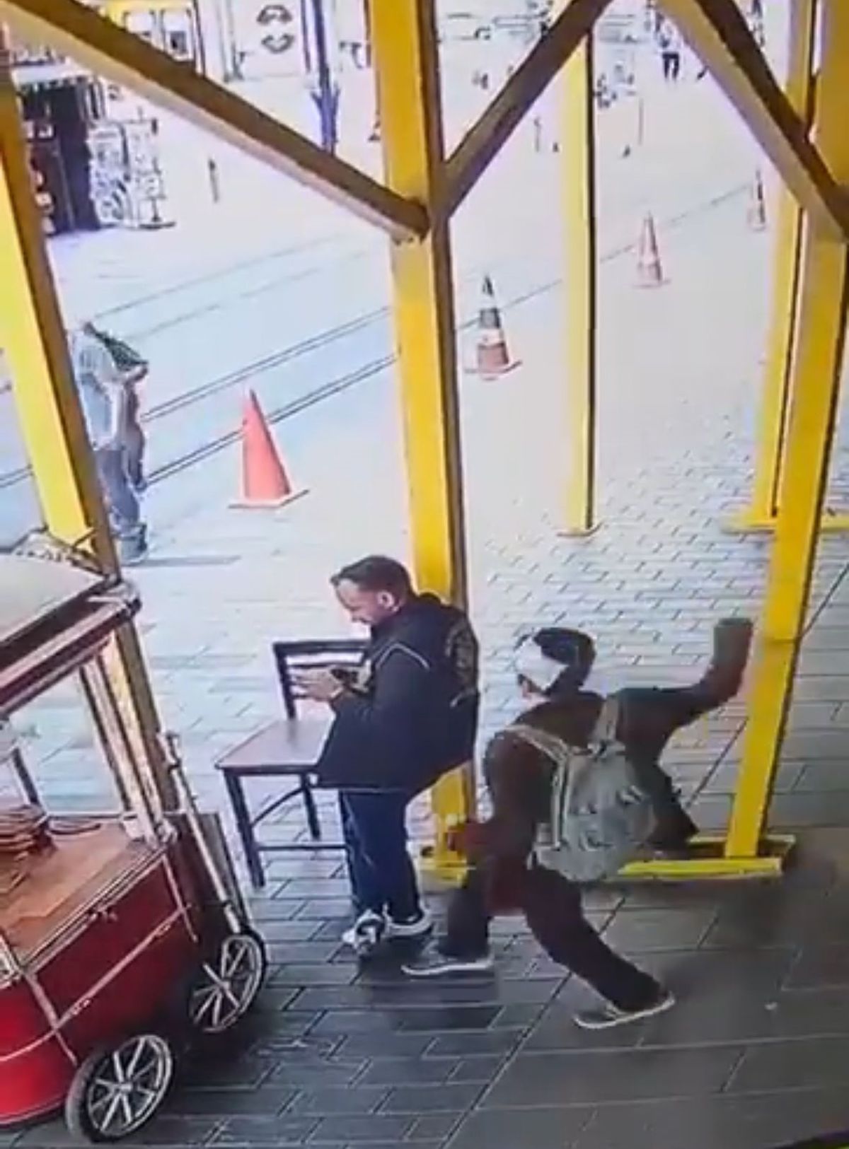 Elindeki bıçağı polis memurunun boynuna sapladı