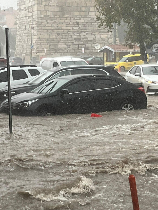 Meteorology had warned: It was effective within minutes, streets and avenues turned into a lake