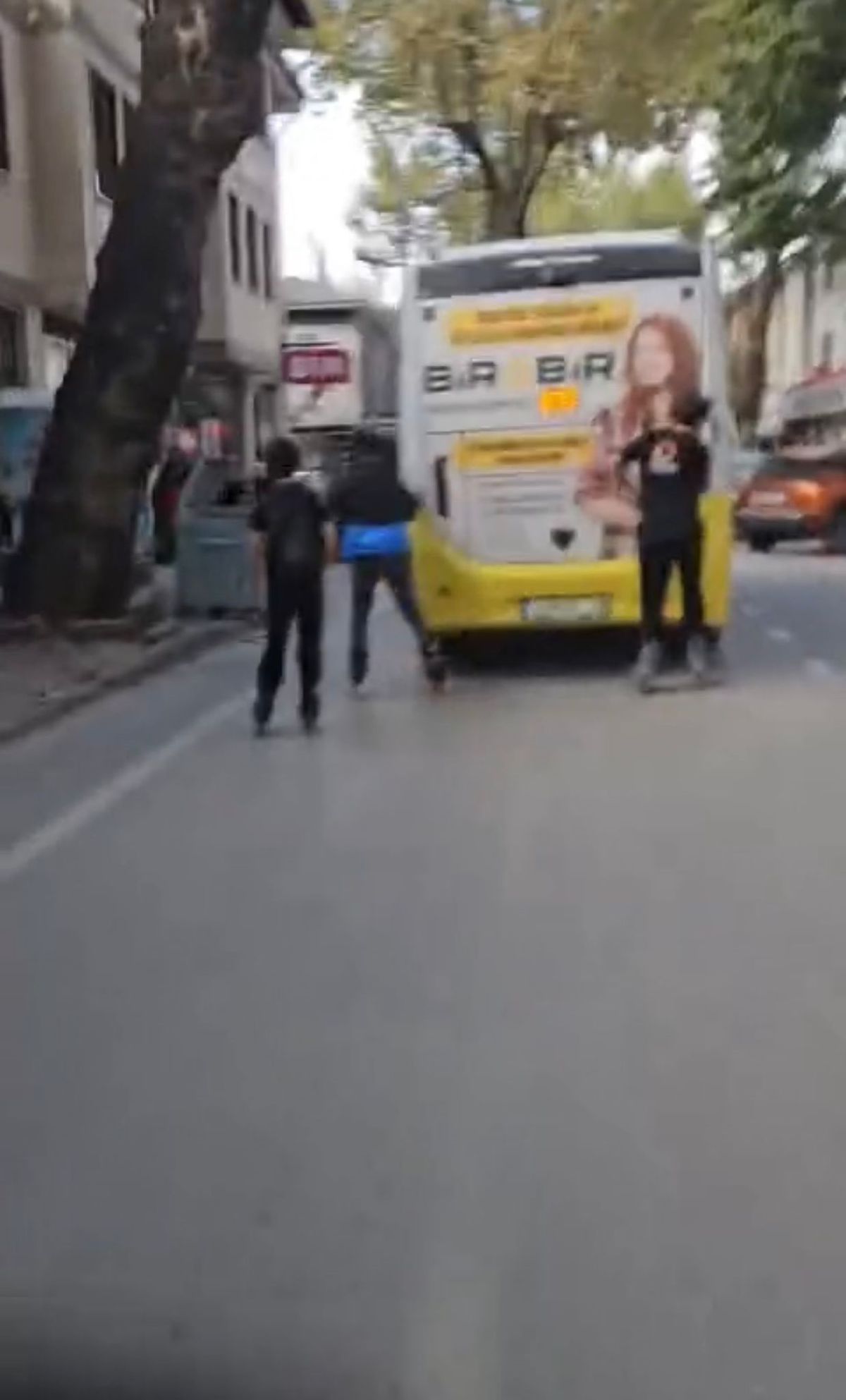 Bursa'da Otobüsün Arkasına Tutunan Patenli Gençler Tehlike Yarattı