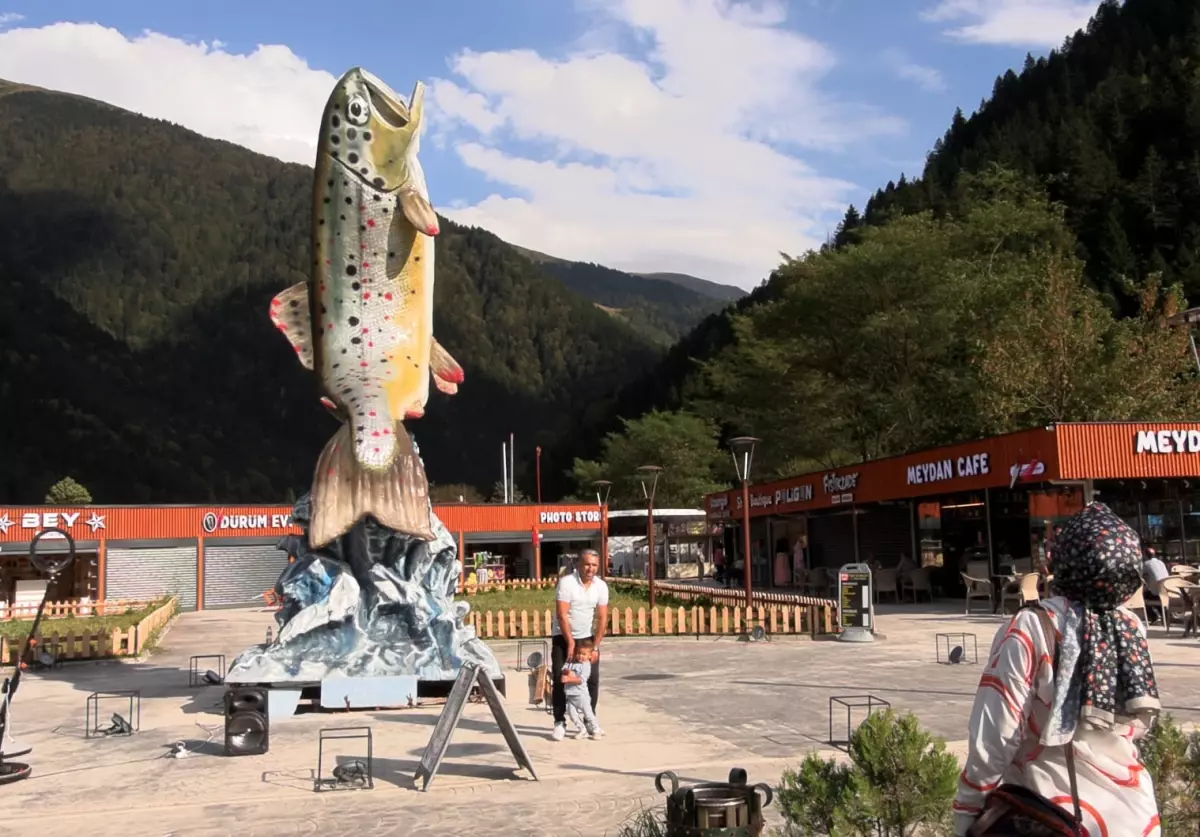 Uzungöl'de Kırmızı Benekli Alabalık Heykeli Açıldı