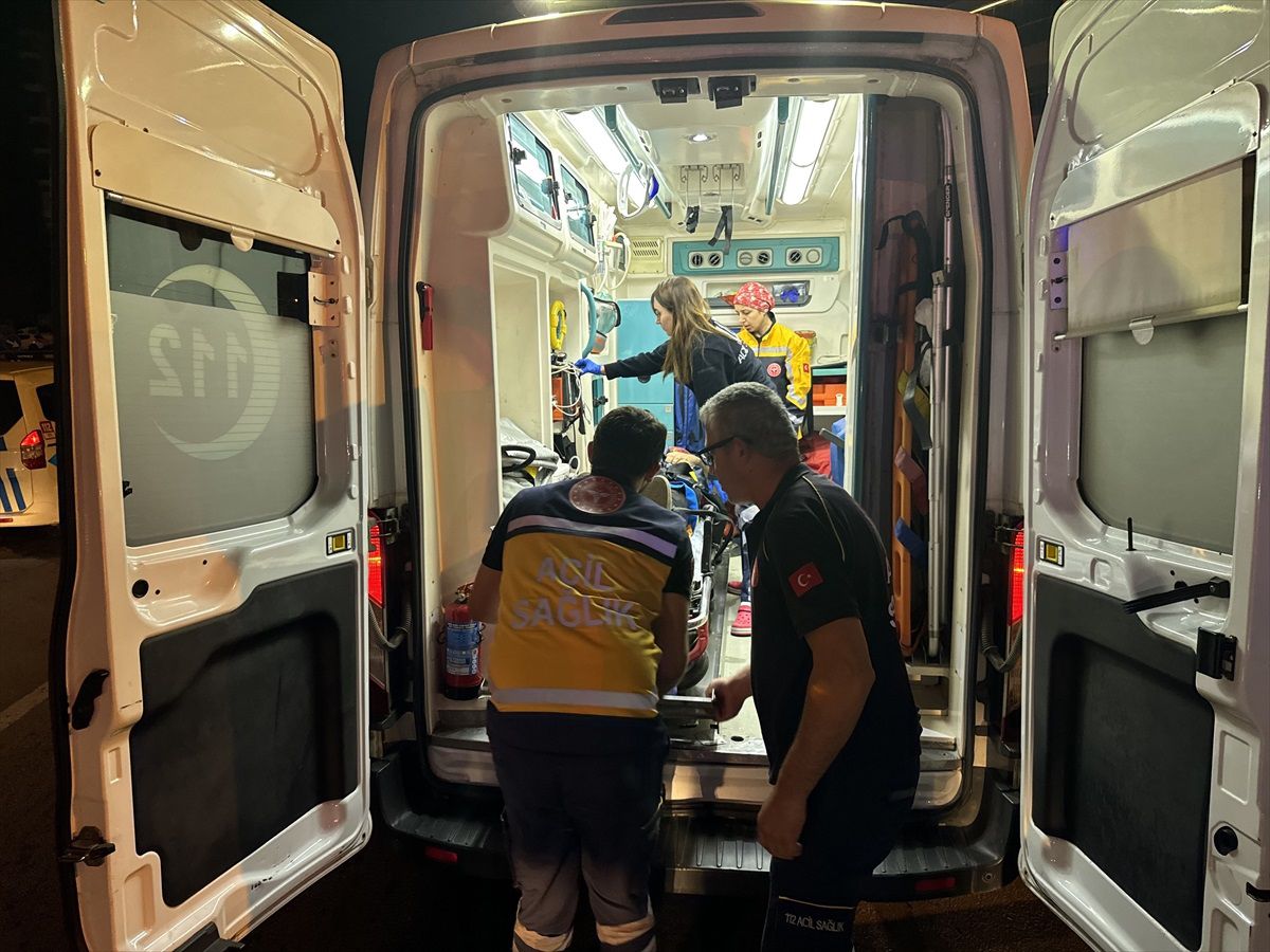 Samsun'da Dolmuş ile Hafif Ticari Araç Çarpıştı: 3 Yaralı