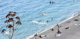 Antalya'da Güneşli Hava Tatilcileri Sahillere Çekti