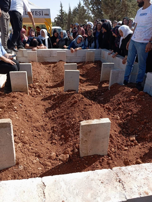 Günün en acı karesi: 6 tabut yan yana dizildi, gözyaşları sel oldu