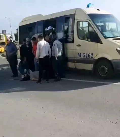 Dolmuşun kapısı açıldı, yolcu yere kapaklandı, şoför Kaçtı