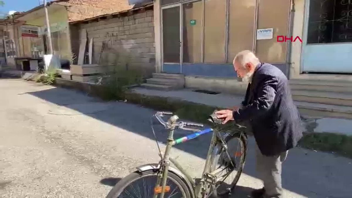 88 Yaşındaki Berber Dede, 76 Yıldır Mesleğini Sürdürüyor