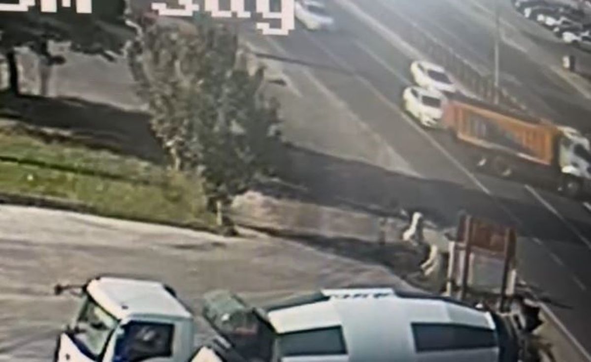 Bingöl'de Kontrolden Çıkan Kamyon Refüje Çıktı