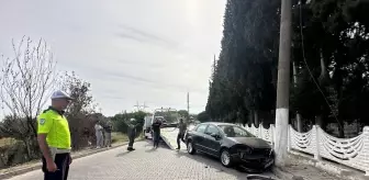 Aydın'da Aydınlatma Direğine Çarpan Otomobilin Sürücüsü Yaralandı