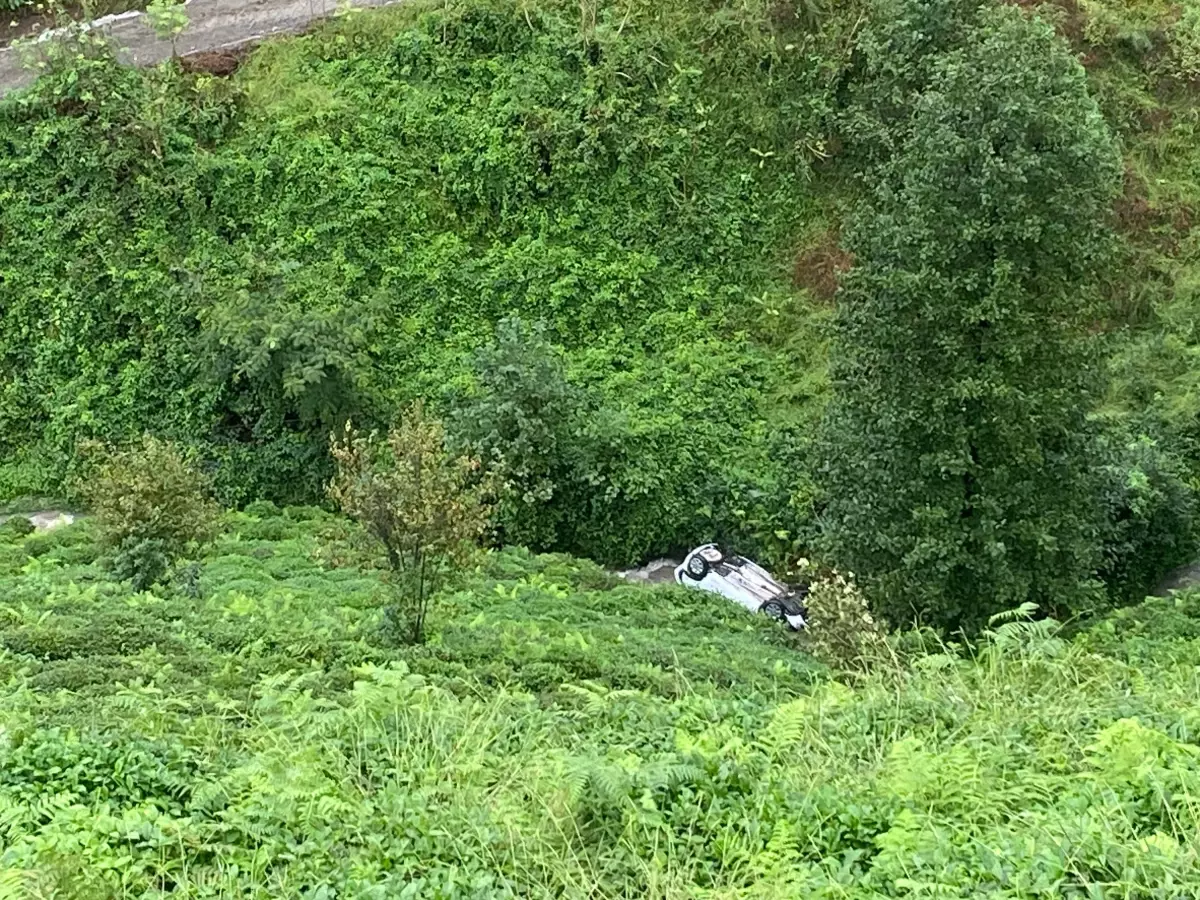 Rize'de, yamaçtan yuvarlanan otomobilin sürücüsü yaralandı