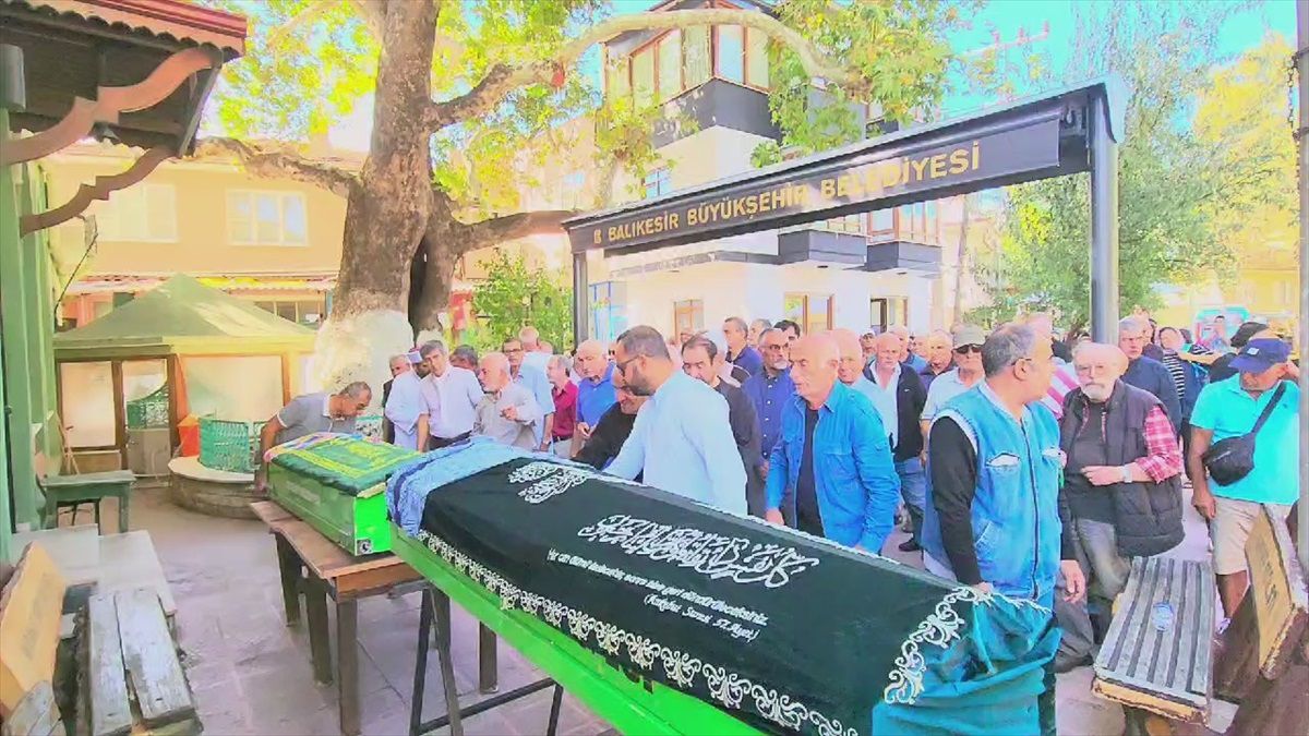 Bıçakla Öldürülen Anne ve Kızının Cenazesi Düzenlendi