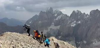 Hakkari'de Dağcılar Köşe Direği Dağı'na Tırmandı