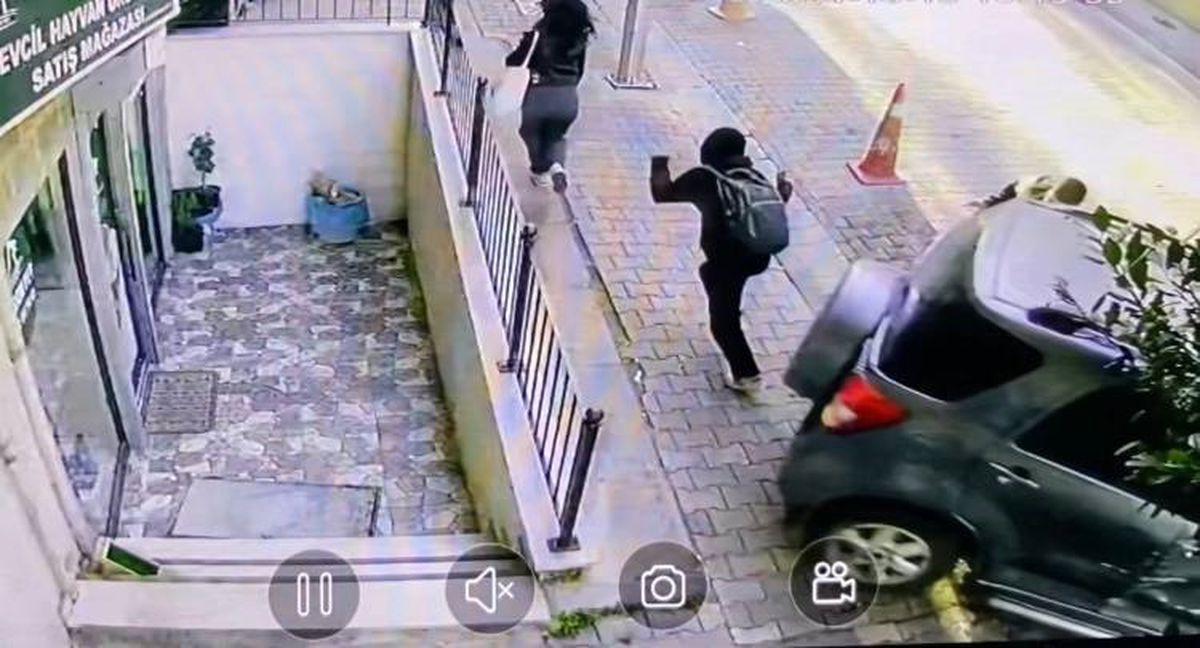 Güngören'de Park Halindeki Araca Çarpıp İş Yerinin Merdivenine Düşen Araç Kazası