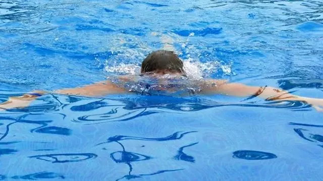 The athlete who fainted underwater was revived with the intervention of those around.