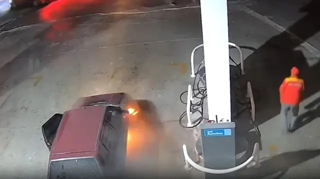 A vehicle that arrived at the gas station suddenly caught fire, and the intervention of the attendant prevented a disaster.