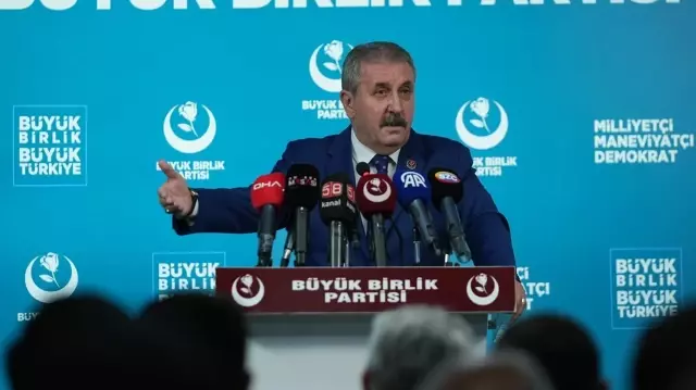 BBP lideri Destici, tepki çeken ifadelerine açıklık getirdi: Sözlerim çarpıtıldı. 

Русский перевод:
Лидер BBP Дестиджи разъяснил свои вызывающие реакцию высказывания: «Мои слова были искажены».