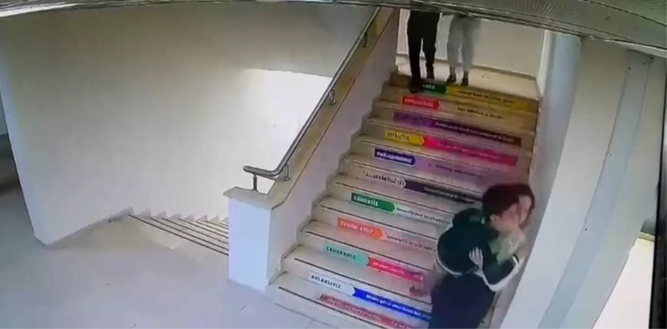 Öğretmen Şura Özçelik Depremde Öğrencisini Kurtardı