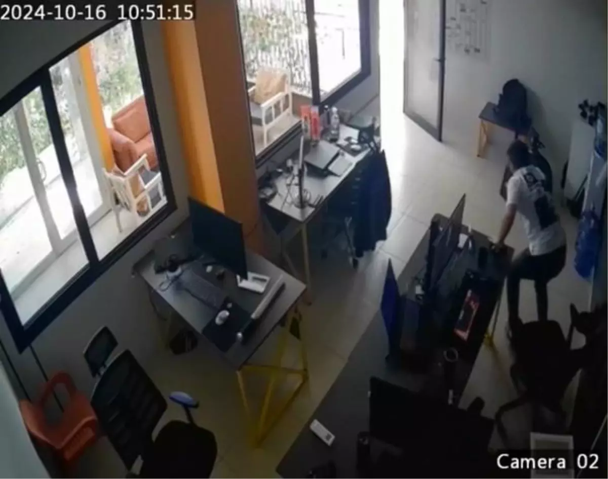 Elazığ'da 5,9 Büyüklüğündeki Depreme Uyurken Yakalanan Vatandaşın Panik Anları