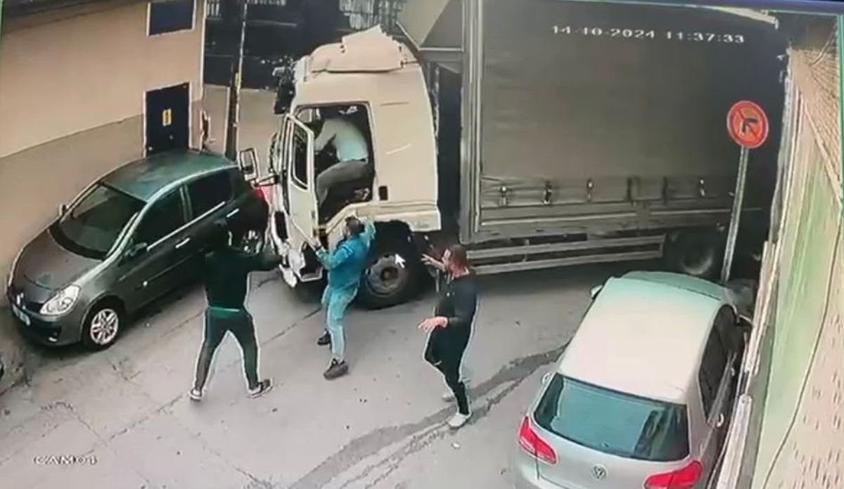 Bursa'da Hareket Eden Kamyonun Peşinden Koşarak Durduran Sürücü Güvenlik Kamerasında