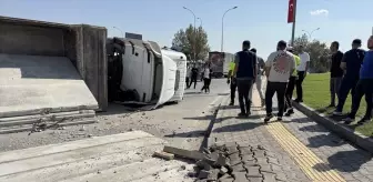 Kahramanmaraş'ta Beton Blok Yüklü Tır Devrildi