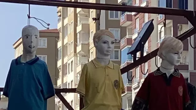 The mannequin dressed in school uniforms was hung by tying a rope around their necks.