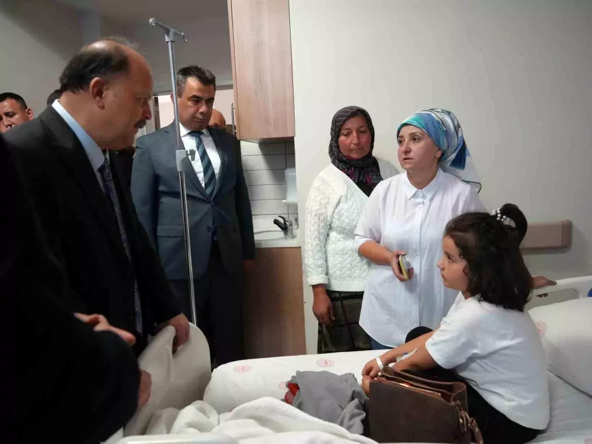 Kastamonu'da Öğrenci Minibüsü ile Tır Çarpıştı, Vali Yaralıları Ziyaret Etti