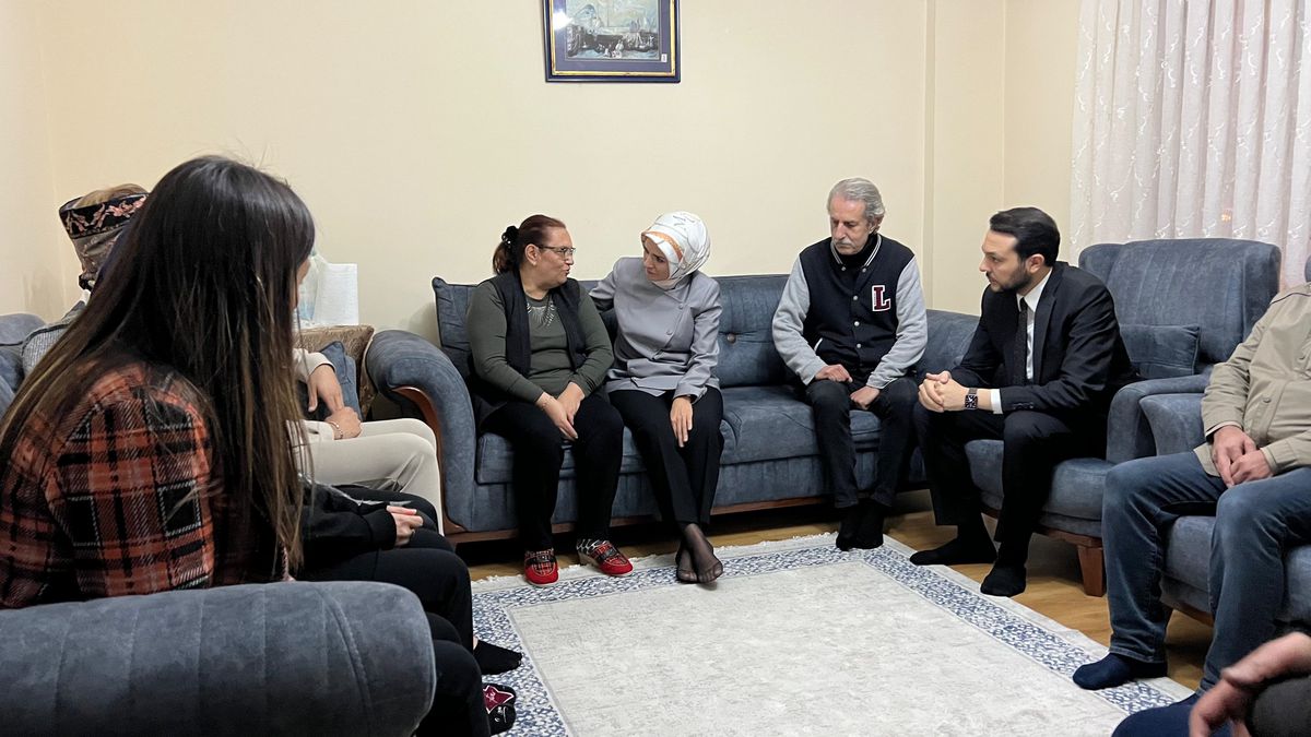 Bakan Göktaş, Kazada Hayatını Kaybeden Betül Önderoğlu'nun Ailesine Taziye Ziyareti Gerçekleştirdi