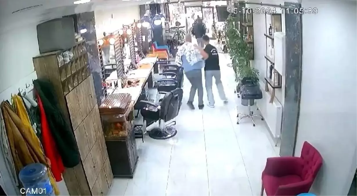 Malatya'daki Deprem Anında Kuaförde Kaçış Anları Kameralara Yansıdı