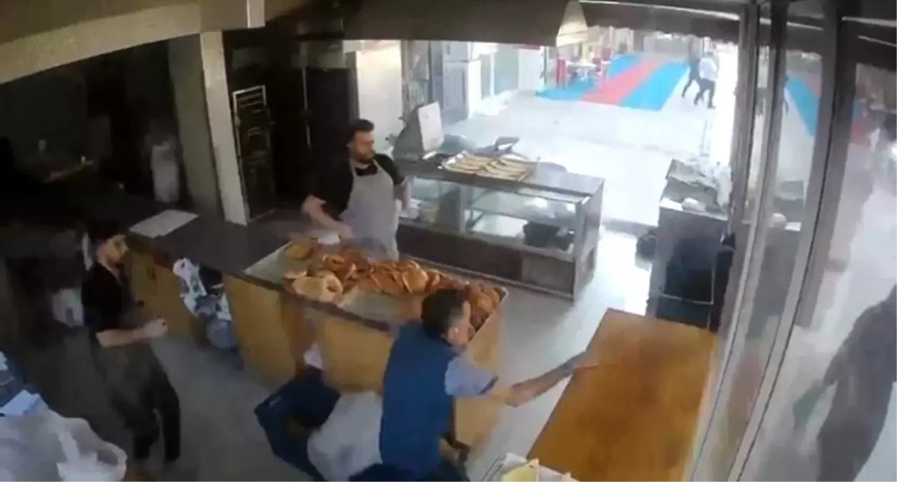 Elazığ'da 5,9 Büyüklüğündeki Depremin Anı Kameralara Yansıdı