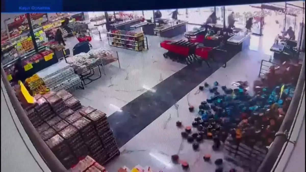 Malatya'daki Deprem Anları Güvenlik Kameralarına Yansıdı