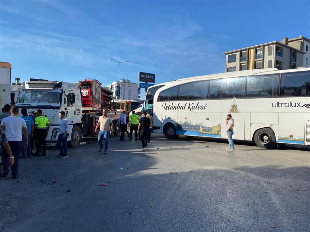 Antalya'da Otobüs, Vinç Kamyonu ve Servis Minibüsüyle Kaza