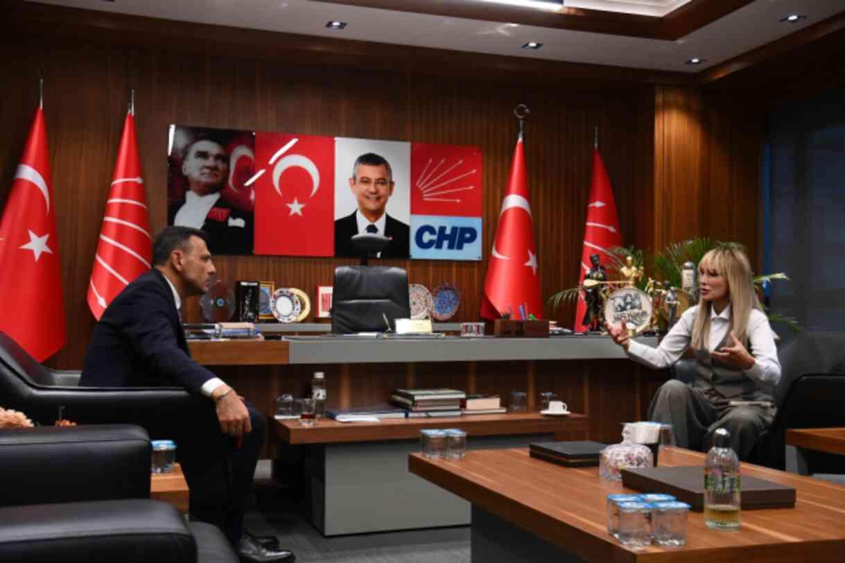 Siyasete atılacağını belirten Seren Serengil'den CHP'ye ziyaret