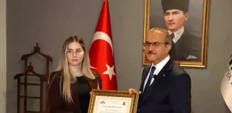 Öğretmen Şura Özçelik'e Başarı Ödülü