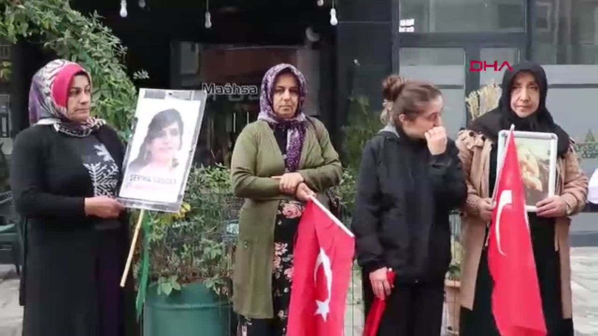 VAN'DA evlat eylemine katılan anne: Çocuklarımızın kalemini kırıp yerine silah veriyorlar