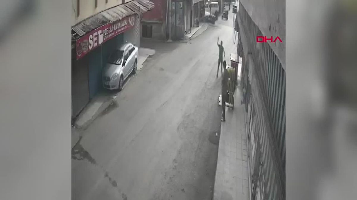 ADANA'da, yolda yürüyen 2 kişiye silahlı saldırı kamerada