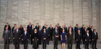 Yaşar Güler NATO Savunma Bakanları Toplantısı'nda Aile Fotoğrafı Çektirdi