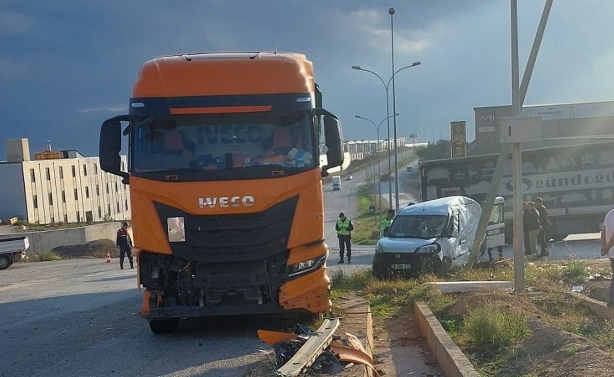 İnegöl'de TIR'ın hafif ticari araca çarpması sonucu kaza: 1 yaralı