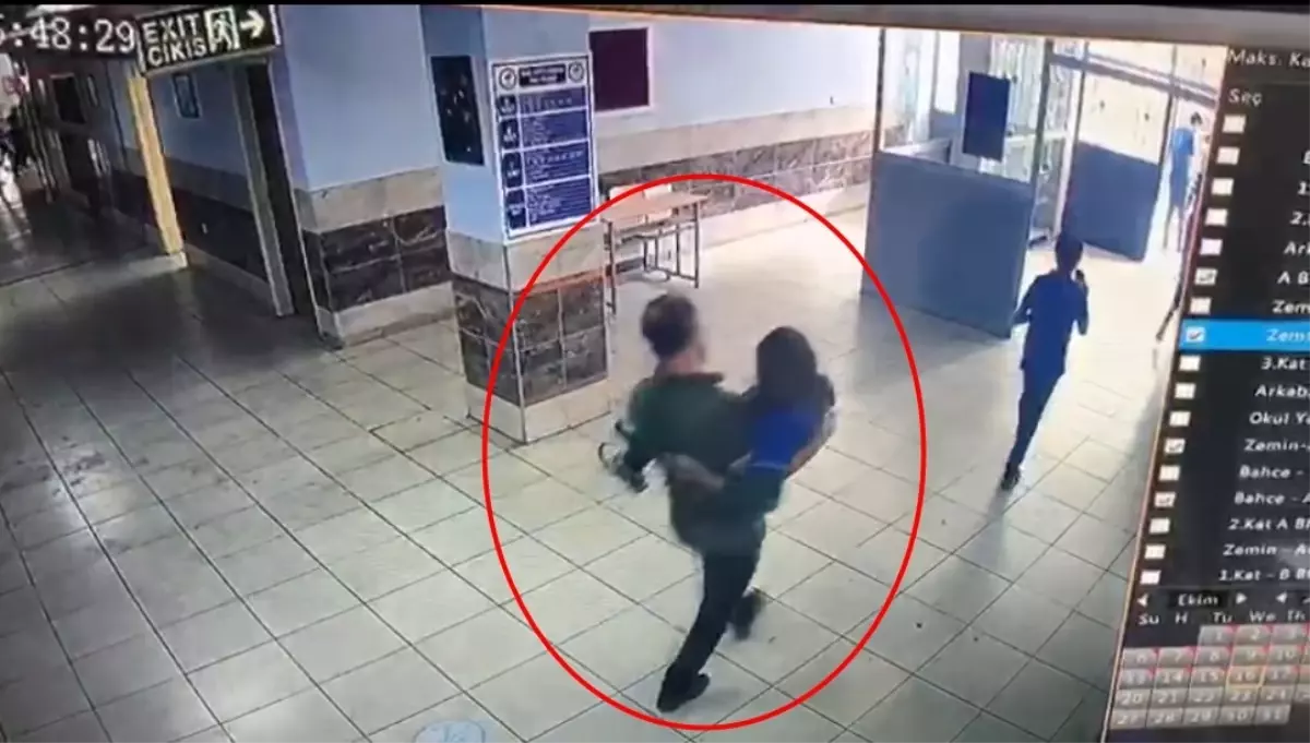 Deprem Anında Bedensel Engelli Öğrencisini Taşıyan Öğretmen