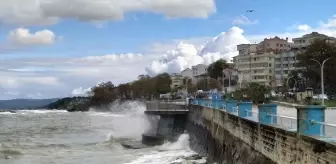 Düzce'de Kuvvetli Rüzgar ve Sağanak Hayatı Olumsuz Etkiledi