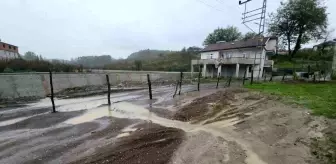 Köy Yoluna Tepki Gösteren Çiftçi Bahçesini Tel Örgüyle Kapatmış