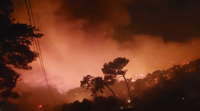 Forest fire in 3 regions of Muğla! Teams are racing against time