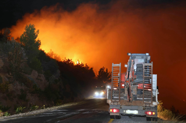 Forest fire in 3 regions of Muğla! Teams are racing against time