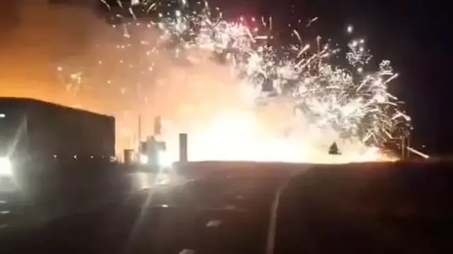 As a result of the collision between the car and the truck carrying fireworks, 4 people, including 2 children, lost their lives.