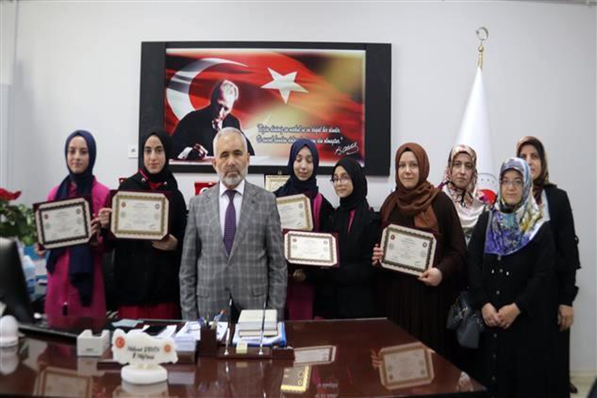 Çankırı'da Hafızlık Eğitimini Tamamlayan Öğrencilere Belge Verildi