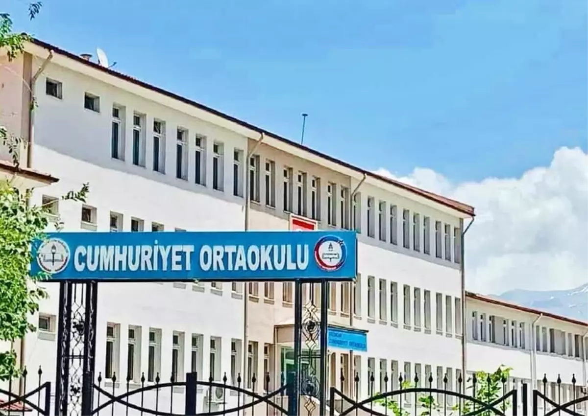 Cumhuriyet Ortaokulu Öğretmeni Sibel Derin Vefat Etti