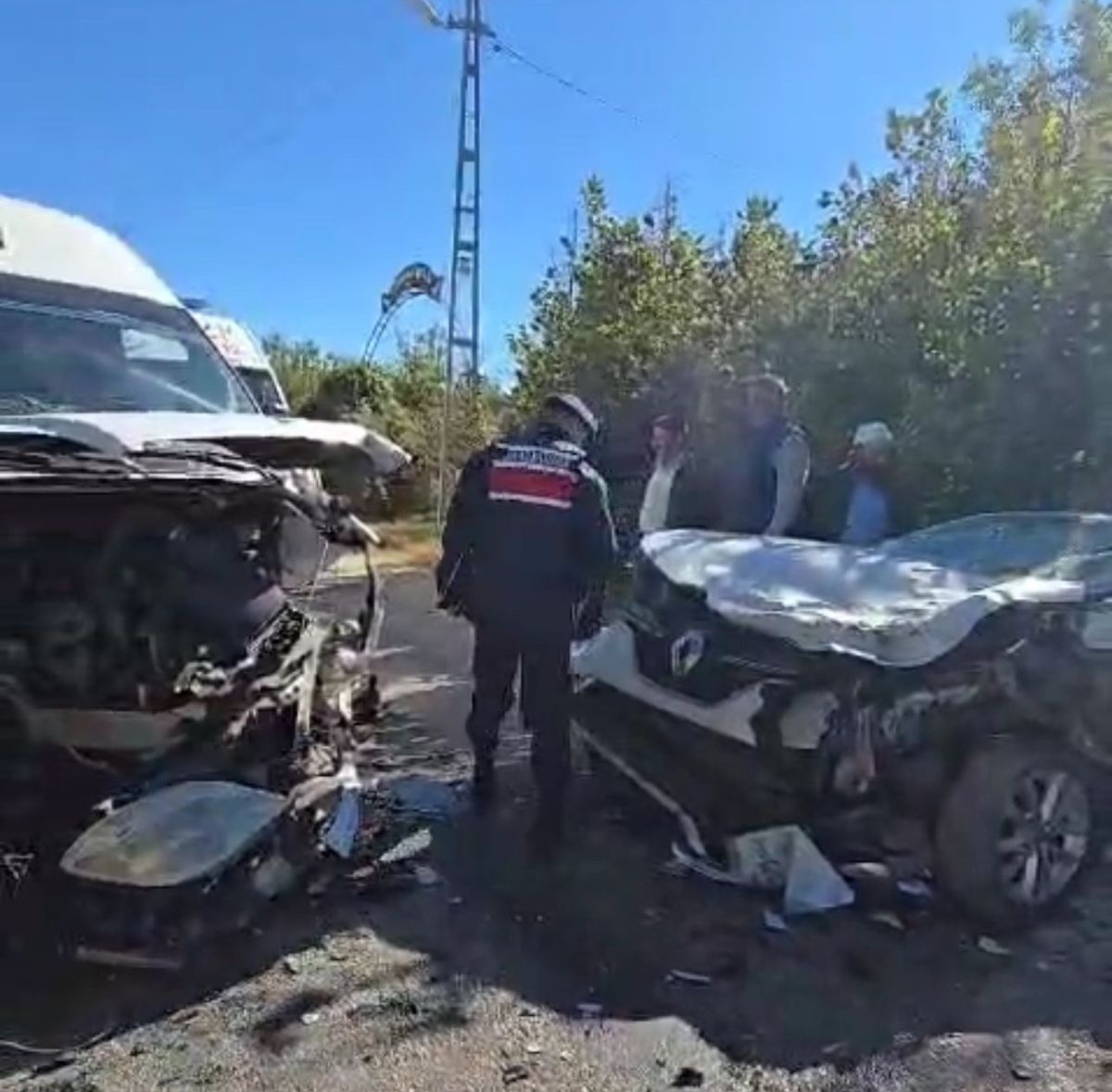 Elazığ'da Minibüs ile Otomobil Kafa Kafaya Çarpıştı: 4 Yaralı